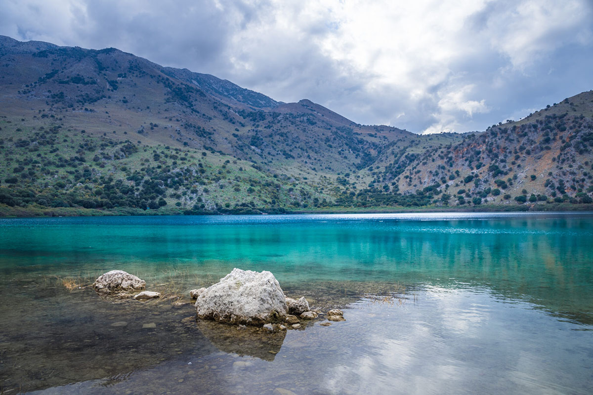 Λίμνη Κουρνά Κρήτη Moirai Pavilions