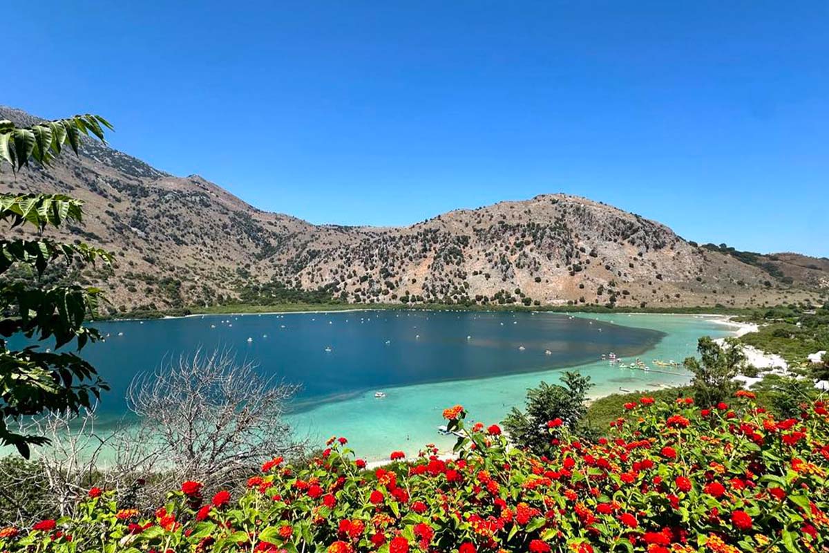 Λίμνη Κουρνά Κρήτη Moirai Pavilions