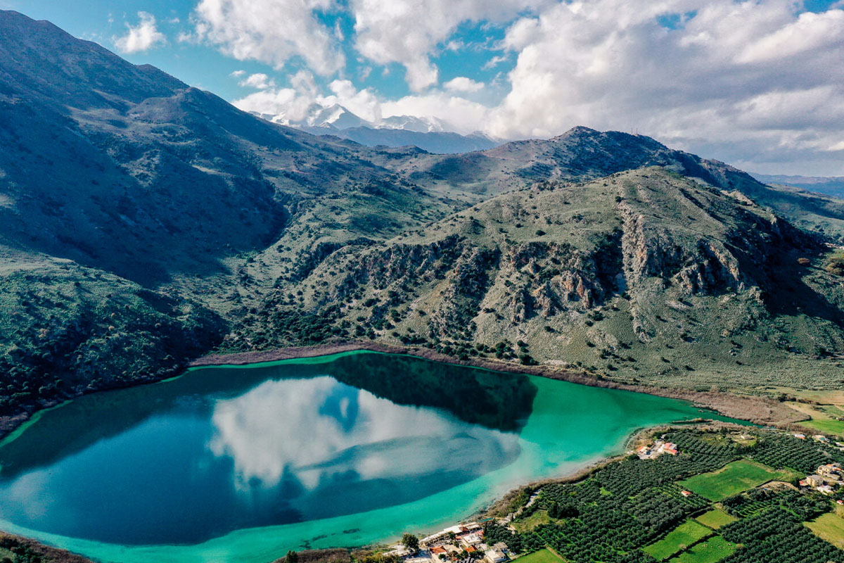 Λίμνη Κουρνά Κρήτη Moirai Pavilions